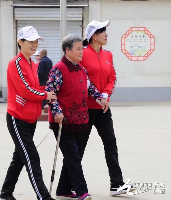 晋城长跑协会酷走四大队重阳节慰问郭山村老人