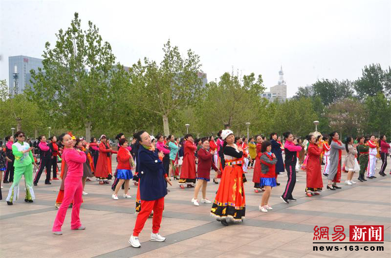 参与展演的全体广场舞队伍共舞《乐道廊坊》。