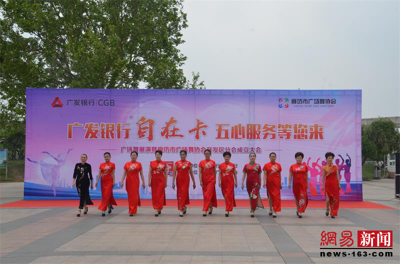 各参与展演舞蹈队进行精彩演出。